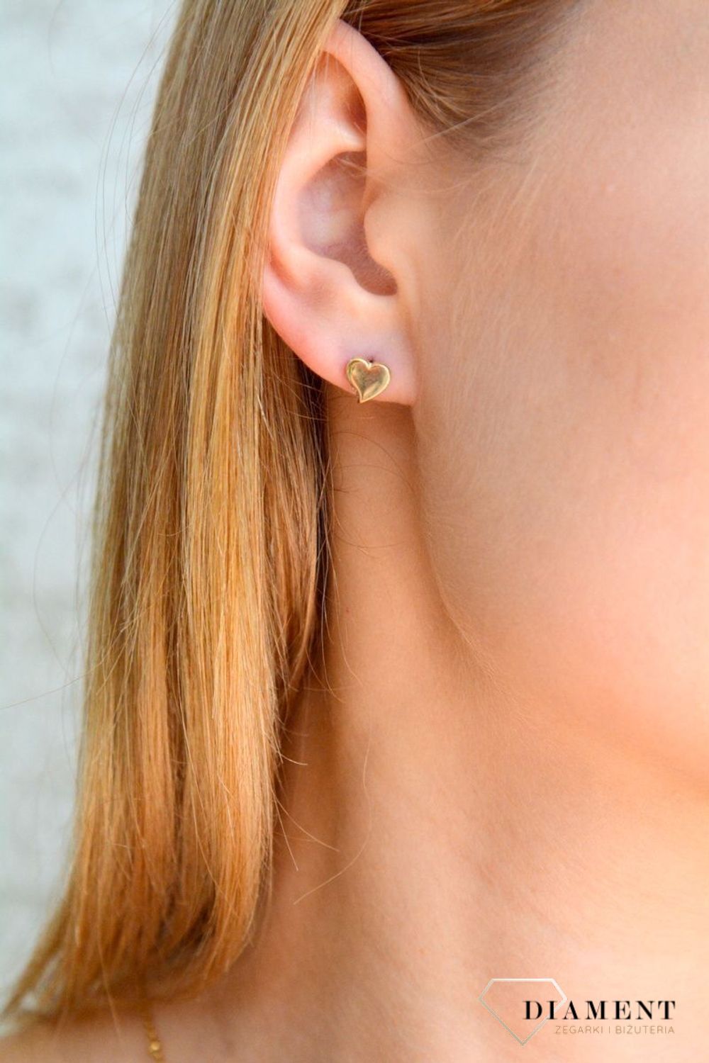 Złote kolczyki damskie 375 serduszka gładkie z cyrkoniami po boku wkrętki KL 5639A 375 (2).jpg